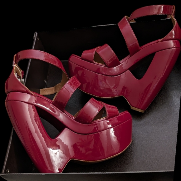 Alaia Cutout Sandals - Picture 4 of 6